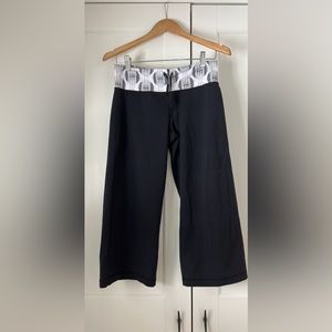 Lululemon relaxed fit crop size 6 black